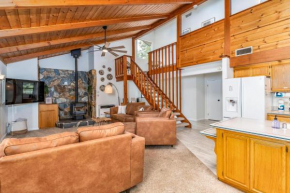 Hodges Hill Hideout w pool, spa, BBQ - Pet Friendly